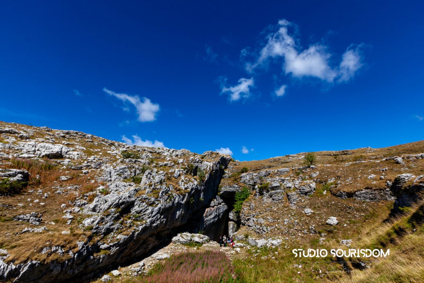 Paysage envoutant entre montagne et ciel bleu