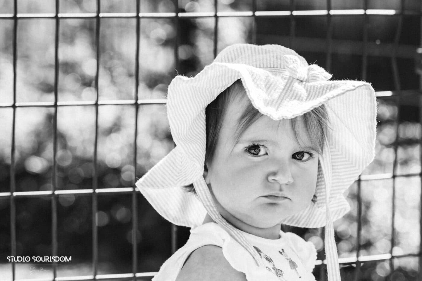Portrait d'un enfant en noir et blanc