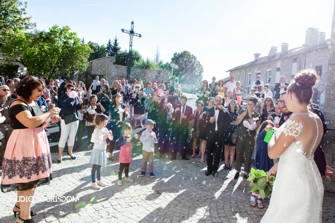 Sortie cérémonie religieuse mariage sous les bulles lors d'un reportage photos mariage en Auvergne