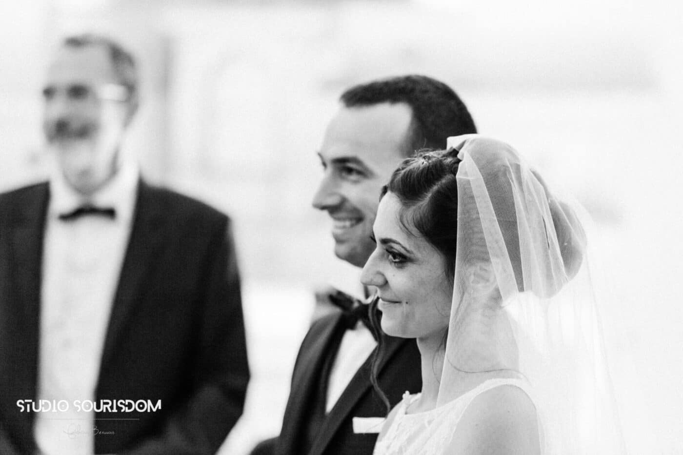 Cérémonie religieuse, portrait de mariés par votre photographe de mariage professionnel en Auvergne Rhône-Alpes