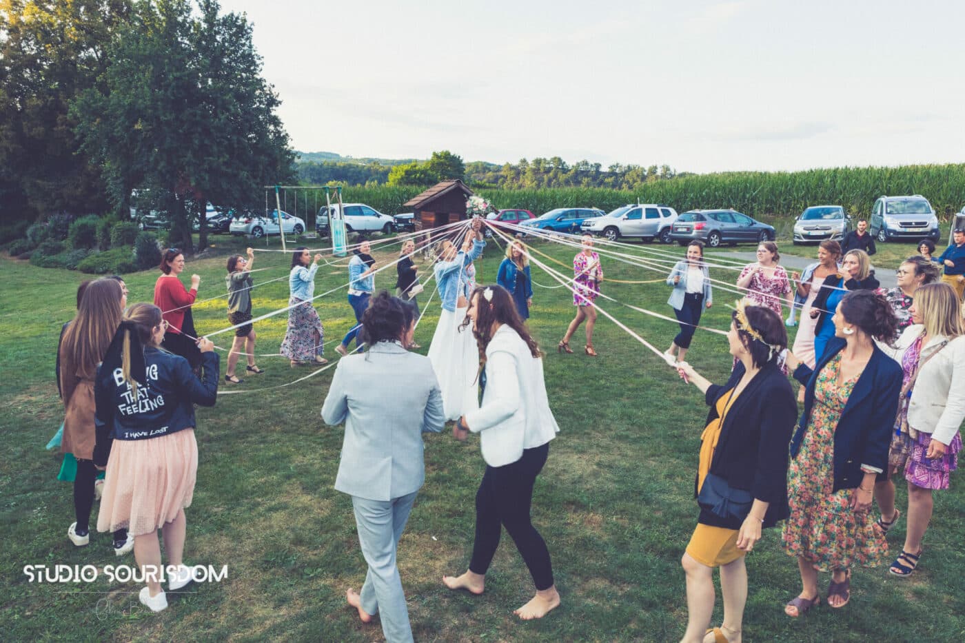 Moment du bouquet immortalisé par votre photographe de mariage durant des photos en haute-Loire
