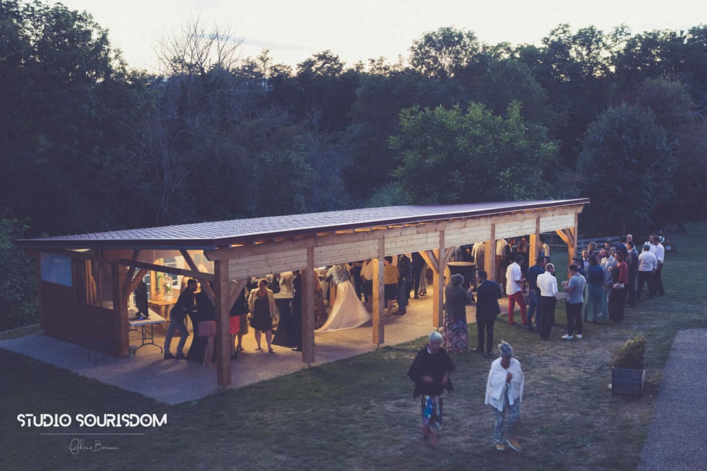 Quelques minutes avant le début de la soirée de mariage sur un lieu convivial en Haute-Loire