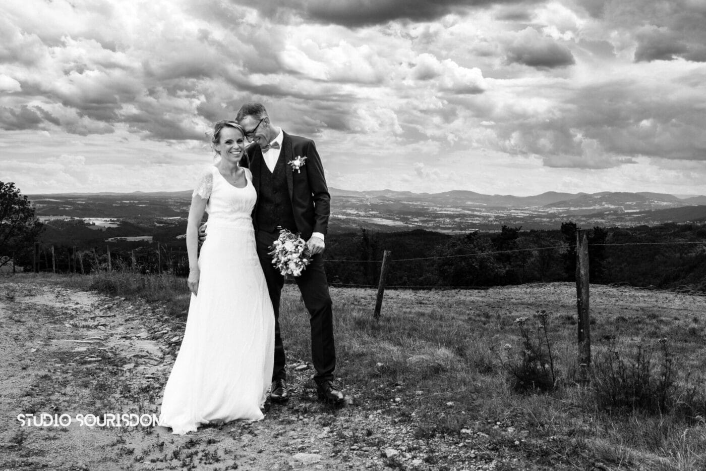 Toi, moi, le monde, pour cette photo de mariage avec les sucs de haute-Loire en toile de fond