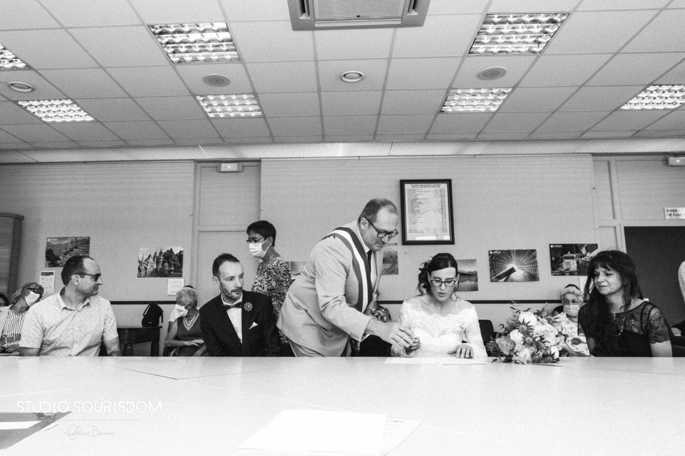 Signature des registres à la mairie de Saint-Just-Malmont à la limite de la Haute-Loire et Loire