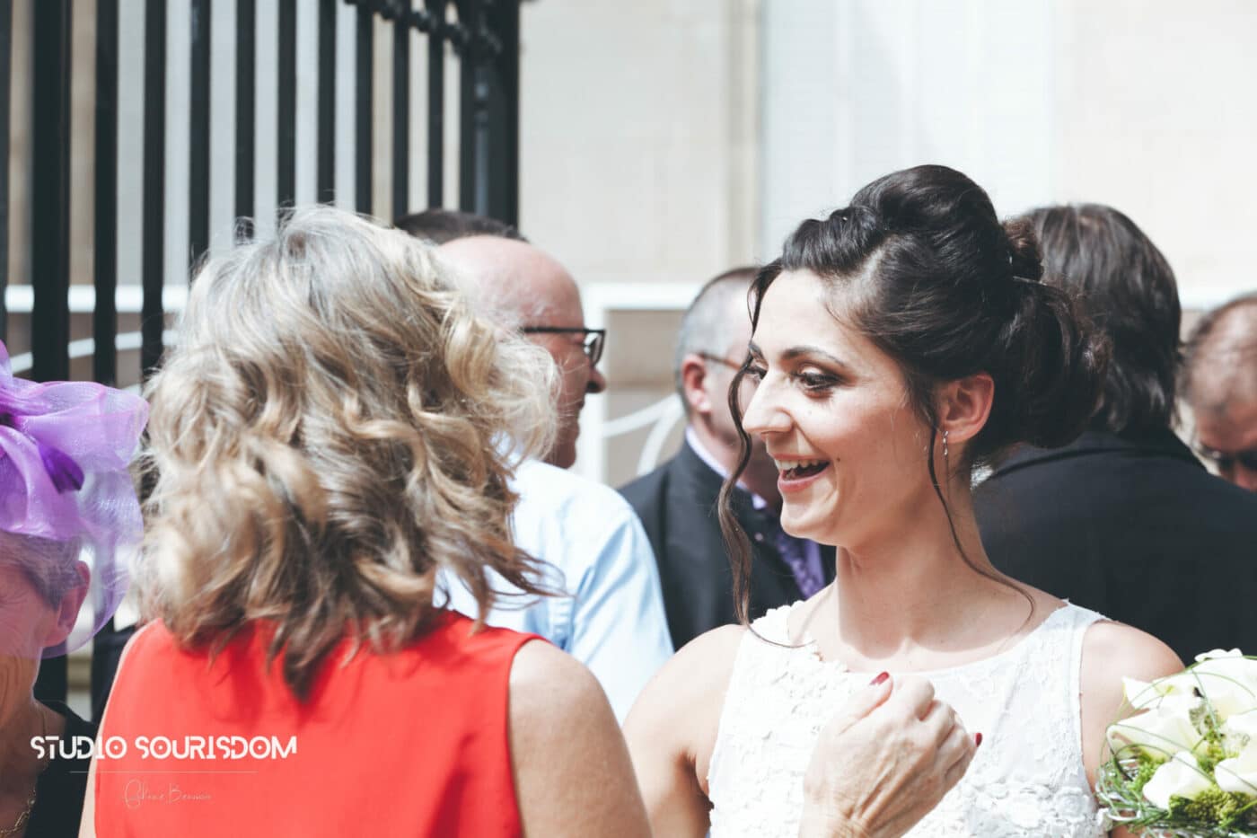 Embrassades à la sortie de la mairie