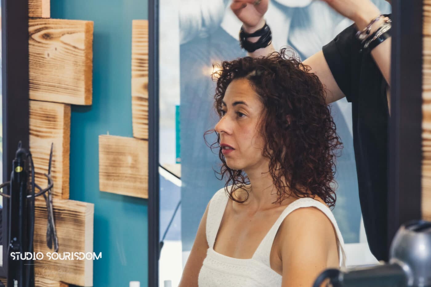 Préparatifs de la mariée : instant coiffure capté lors de photos de mariage à Sain-Bonnet-le-Froid en Haute-Loire
