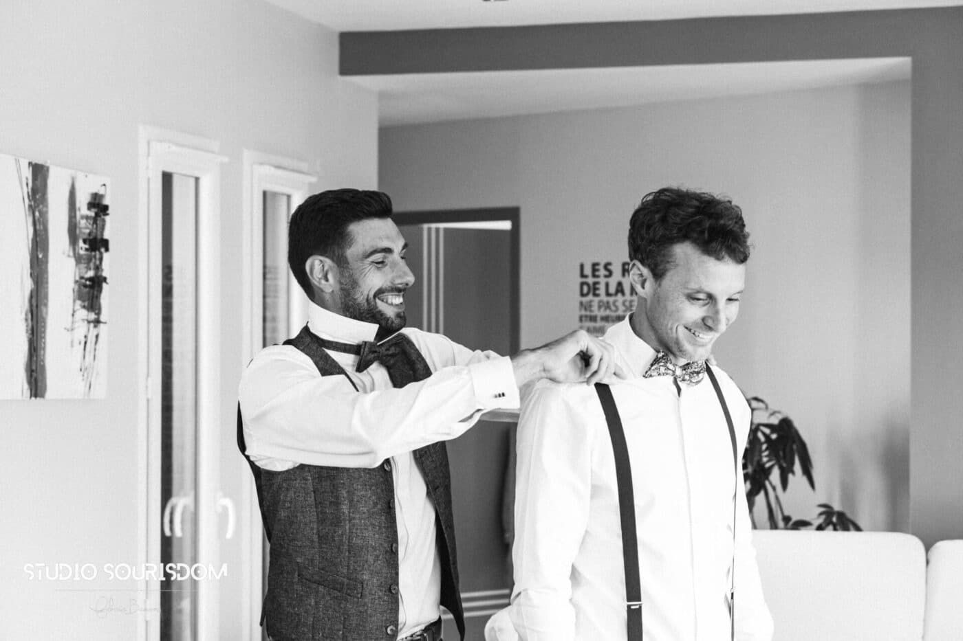 Derniers ajustements pour les préparatifs du marié et de son témoin lors de photos de mariage en Haute-Loire