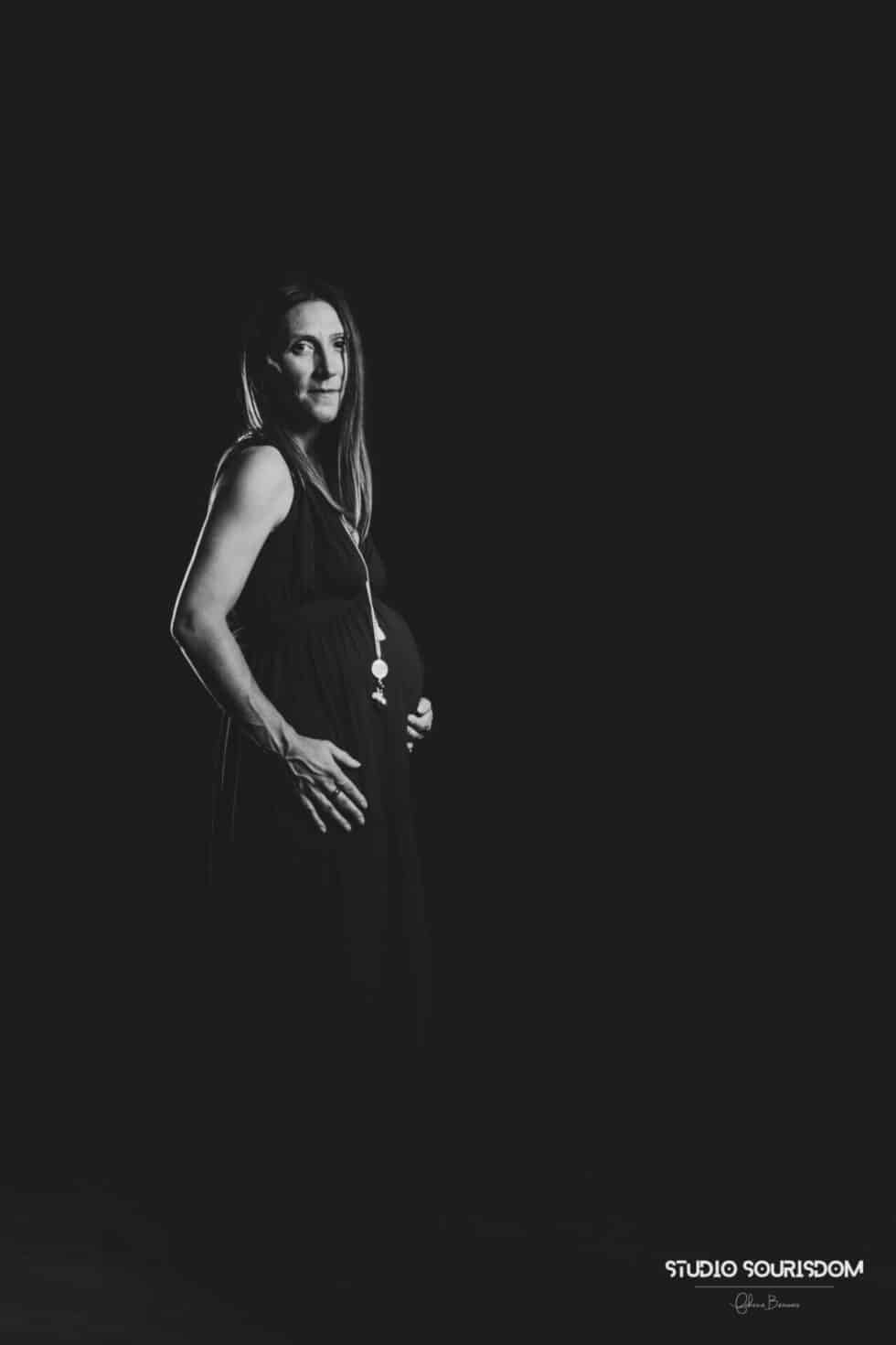 Séance photos grossesse pour ce portrait en noir et blanc par votre photographe de Haute-Loire