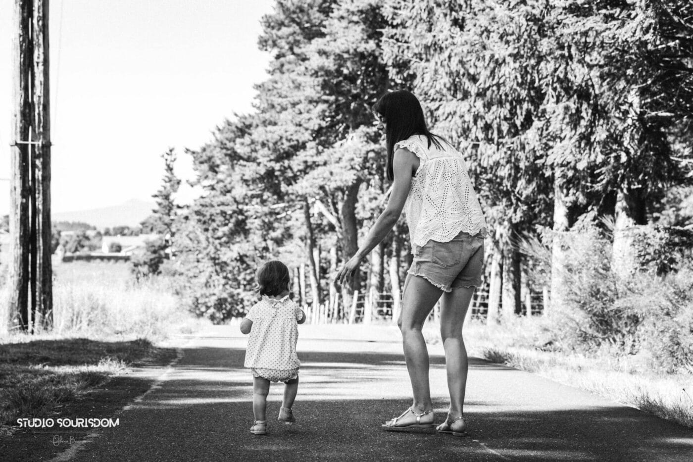 Séance photos famille mère enfant sur les chemins de la Haute-Loire en Auvergne