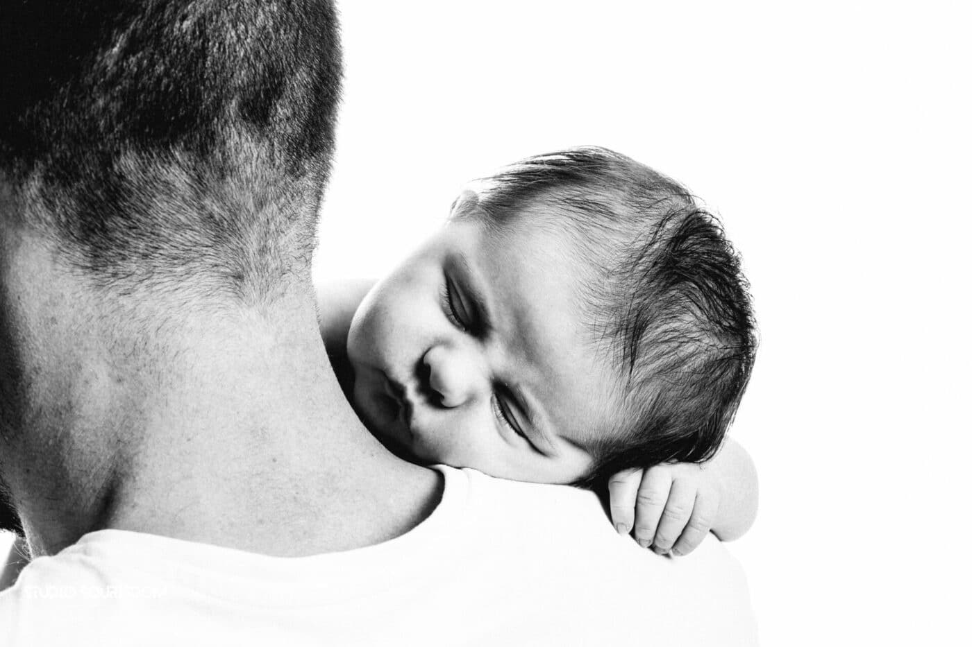 Séance photos naissance d'une petite fille par votre photographe de Haute-Loire