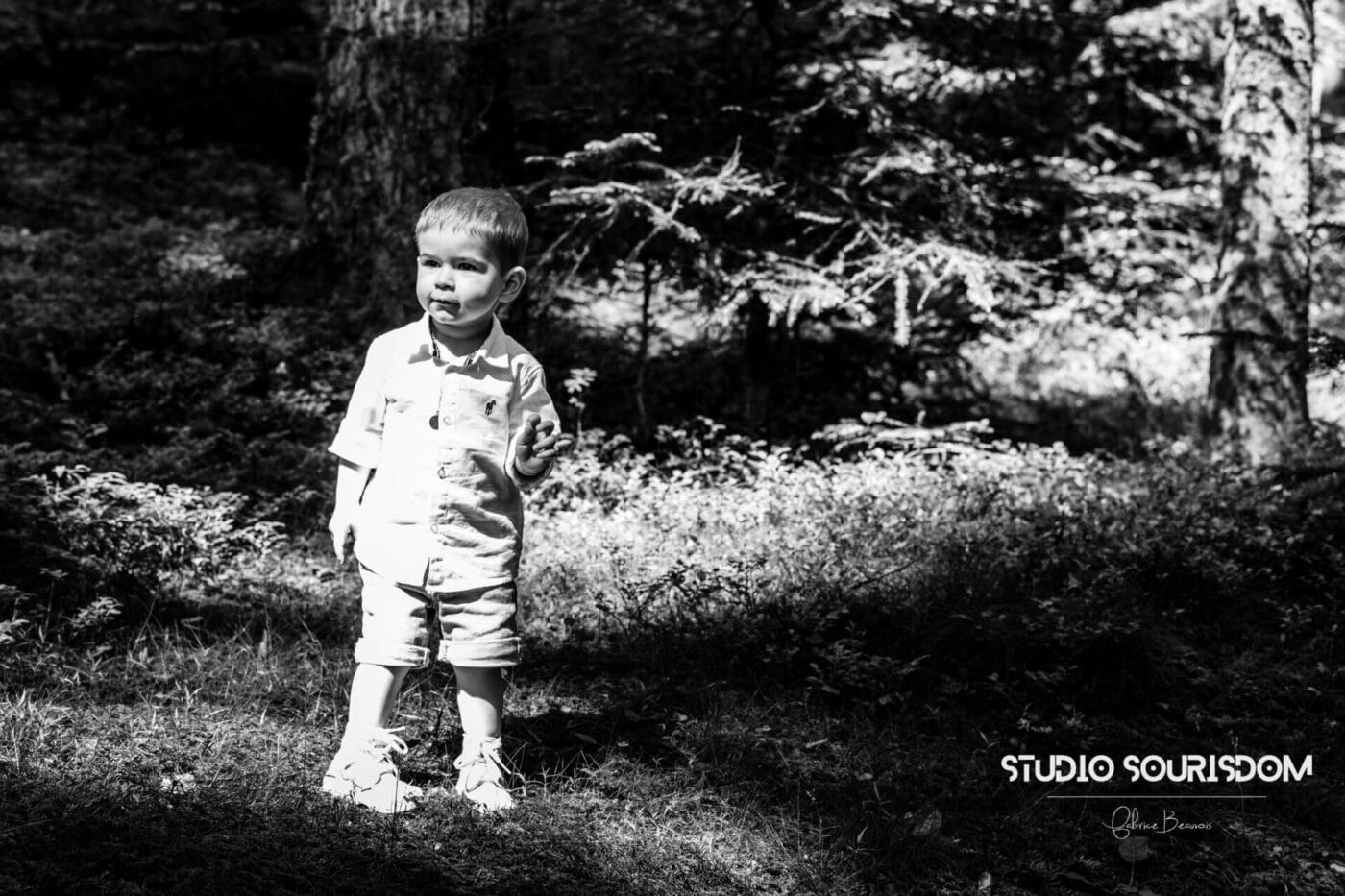 Portrait d'un enfant en séance photo extérieure en Haute-Loire Auvergne