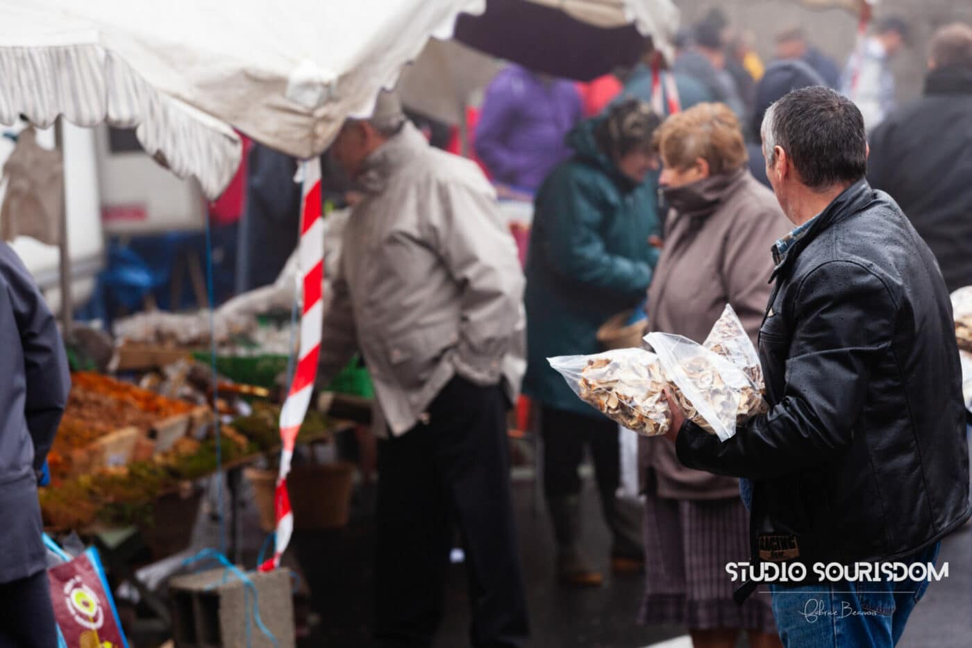 Vente de champignons secs lors de la foire aux champignons à Saint-Bonnet-le-Froid en Haute-Loire