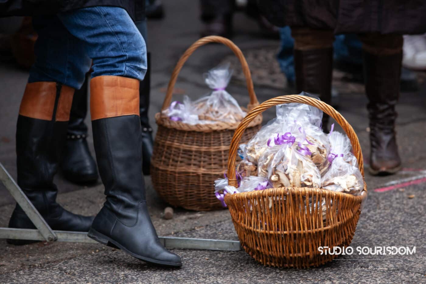 Vente de champignons secs à l'unité durant la foire aux champignons à Saint-Bonnet-le-Froid (Haute-Loire)