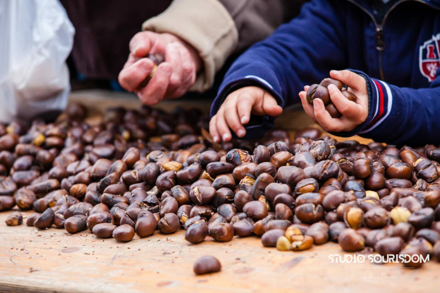 La dégustation des marrons tout fraîchement cuits lors de la foire aux champignons de Saint-Bonnet-le-Froid