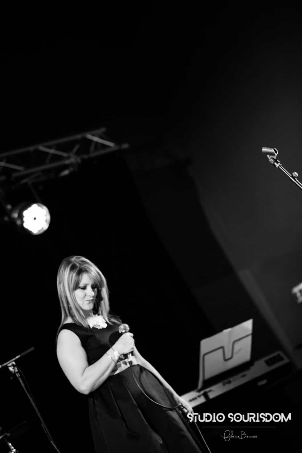 Fred Charrier en pleine concentration avant le début de son morceau lors d'un concert lors d'un reportage photos évènementiel en Ardèche Auvergne Rhône-Alpes