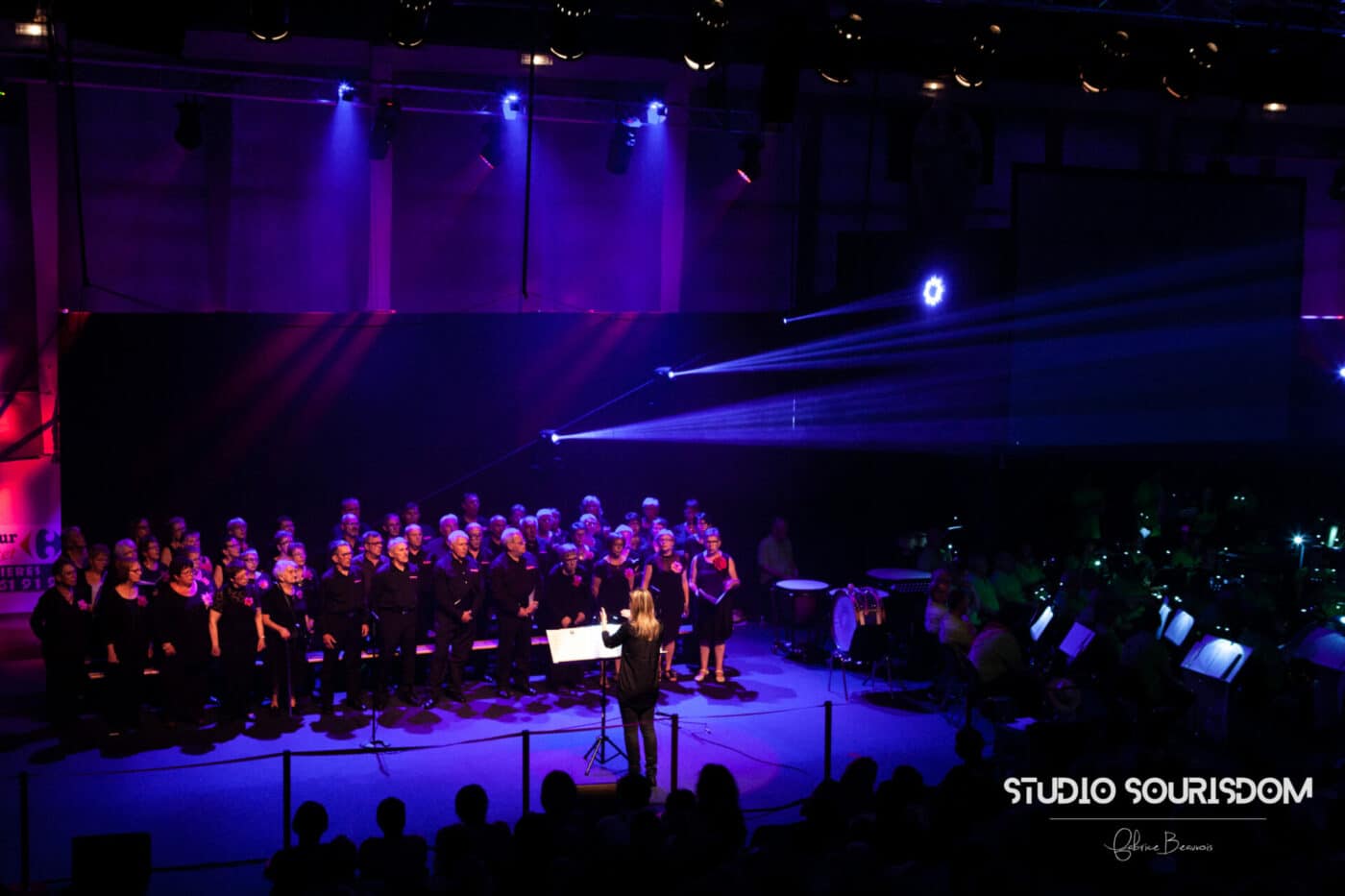Un choeur de chanteuses et de chanteurs uni comme un seul coeur durant un concert lors d'un reportage photos évènementiel à Dunières en Haute-Loire Auvergne Rhône-Alpes