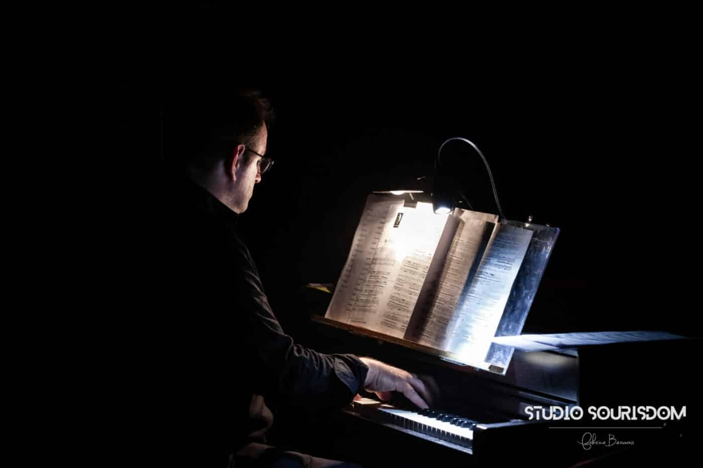 Pianiste en tout intimité dans la réalisation de sa partition