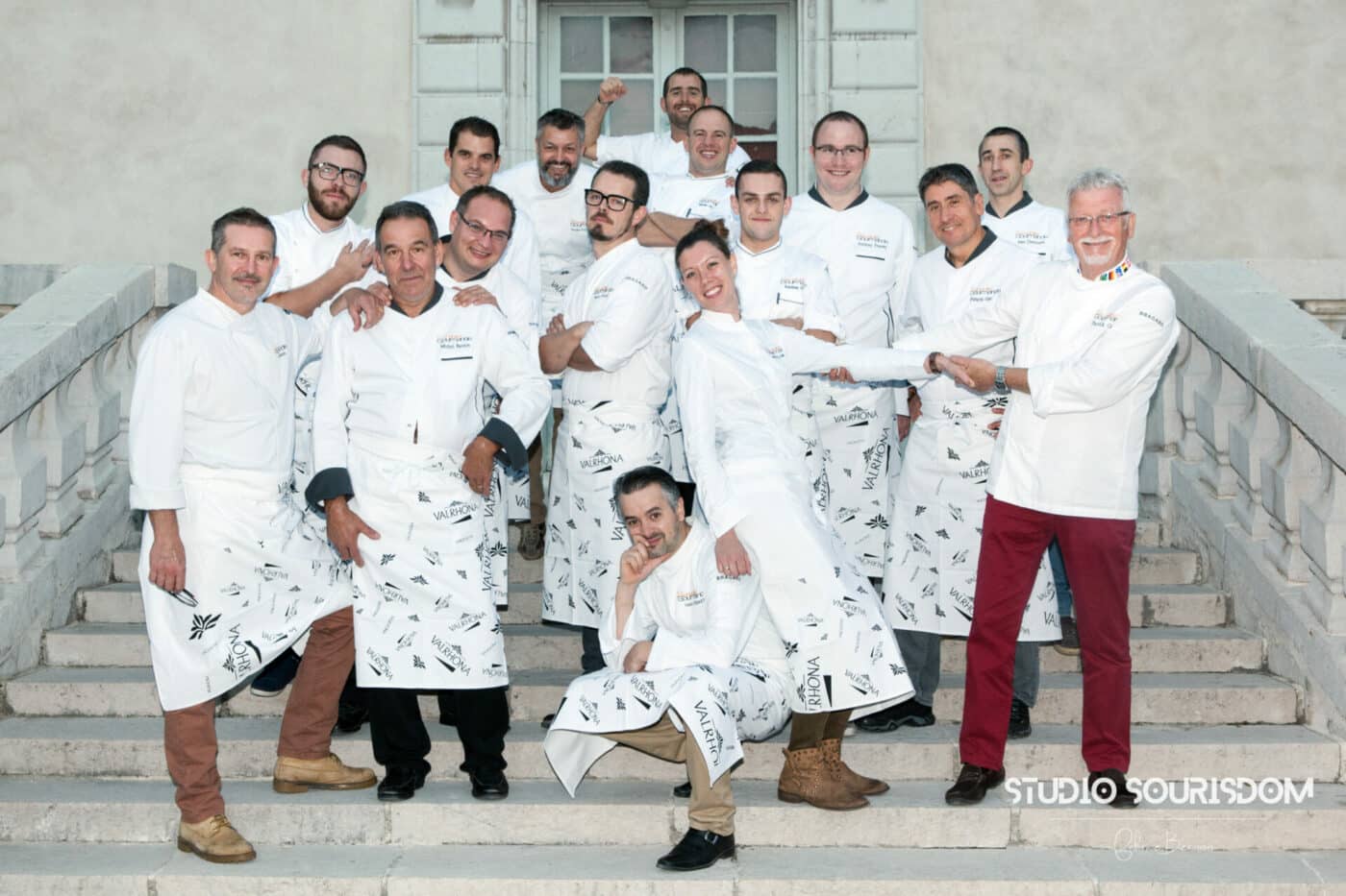 Photo de groupe de l'association Sensibilité Gourmande lors d'une soirée dinatoire pour la réalisation de photos évènementiel en Auvergne Rhône-Alpes