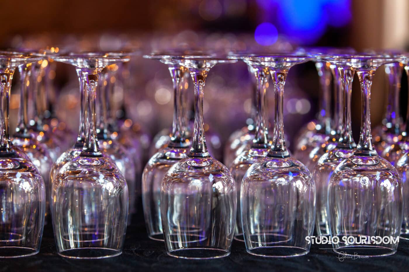 Alignement de verres pour une soirée dinatoire de l'association Sensibilité Gourmande