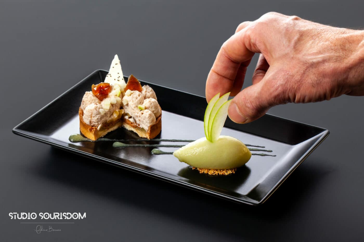 Photographie culinaire, dessert l'assiette à la pomme pour cette photographie culinaire de Gilles Roux chef de l'Hôtel Restaurant La Tour à Dunières en Haute-Loire