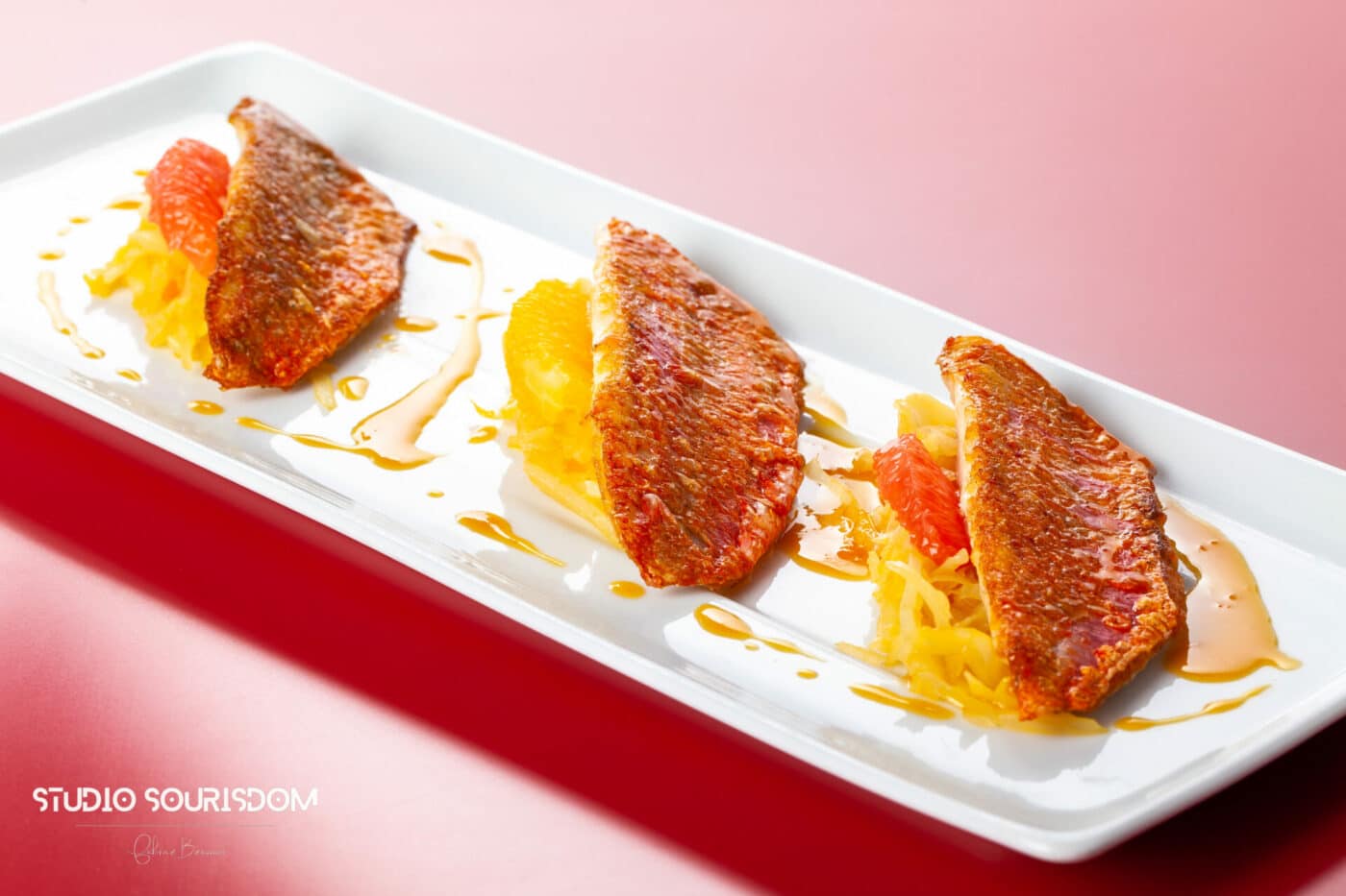 Le rouget sublimé en photographie par le croisement des couleurs et des tons (Hôtel Restaurant La Tour)