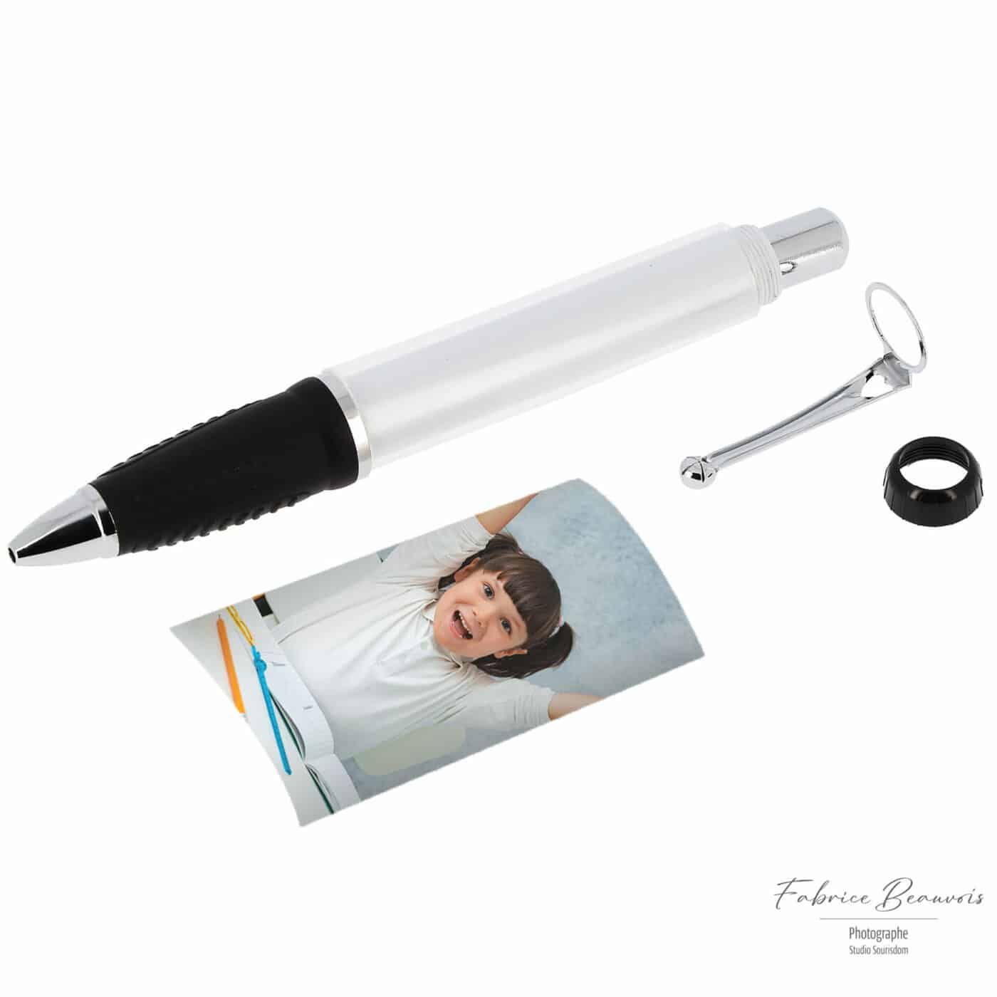 Stylo personnalisé avec une photo, détail des éléments constitutifs par le Studio Sourisdom