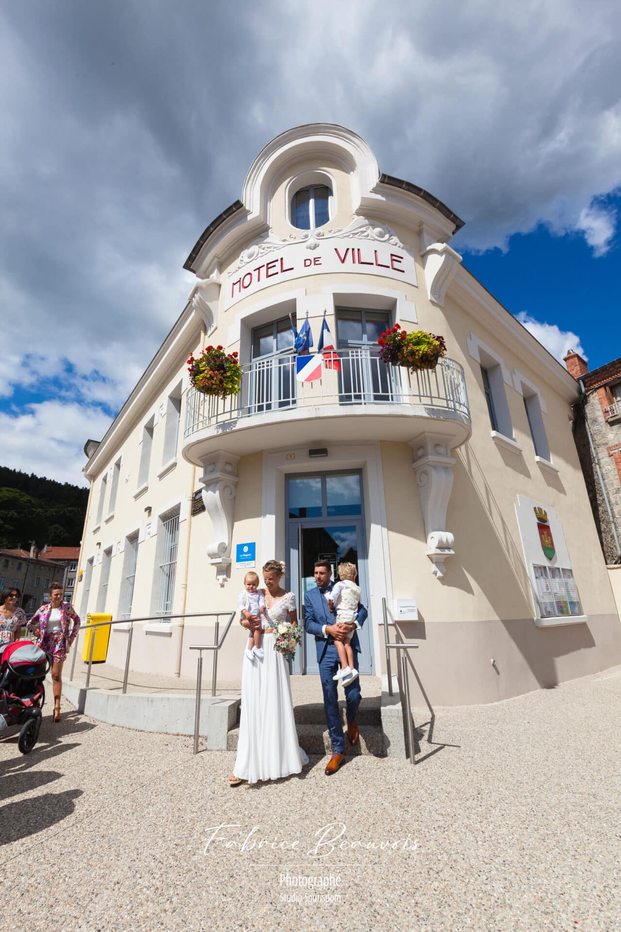 Sortie de la mairie sous un soleil radieux après le déroulé de cette première partie