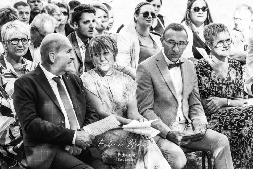 Les parents des mariés cote à cote durant la cérémonie religieuse qui unit leurs enfants