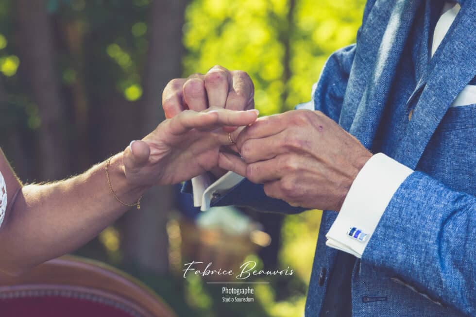L'échange des alliances durant cette cérémonie religieuse en plein air