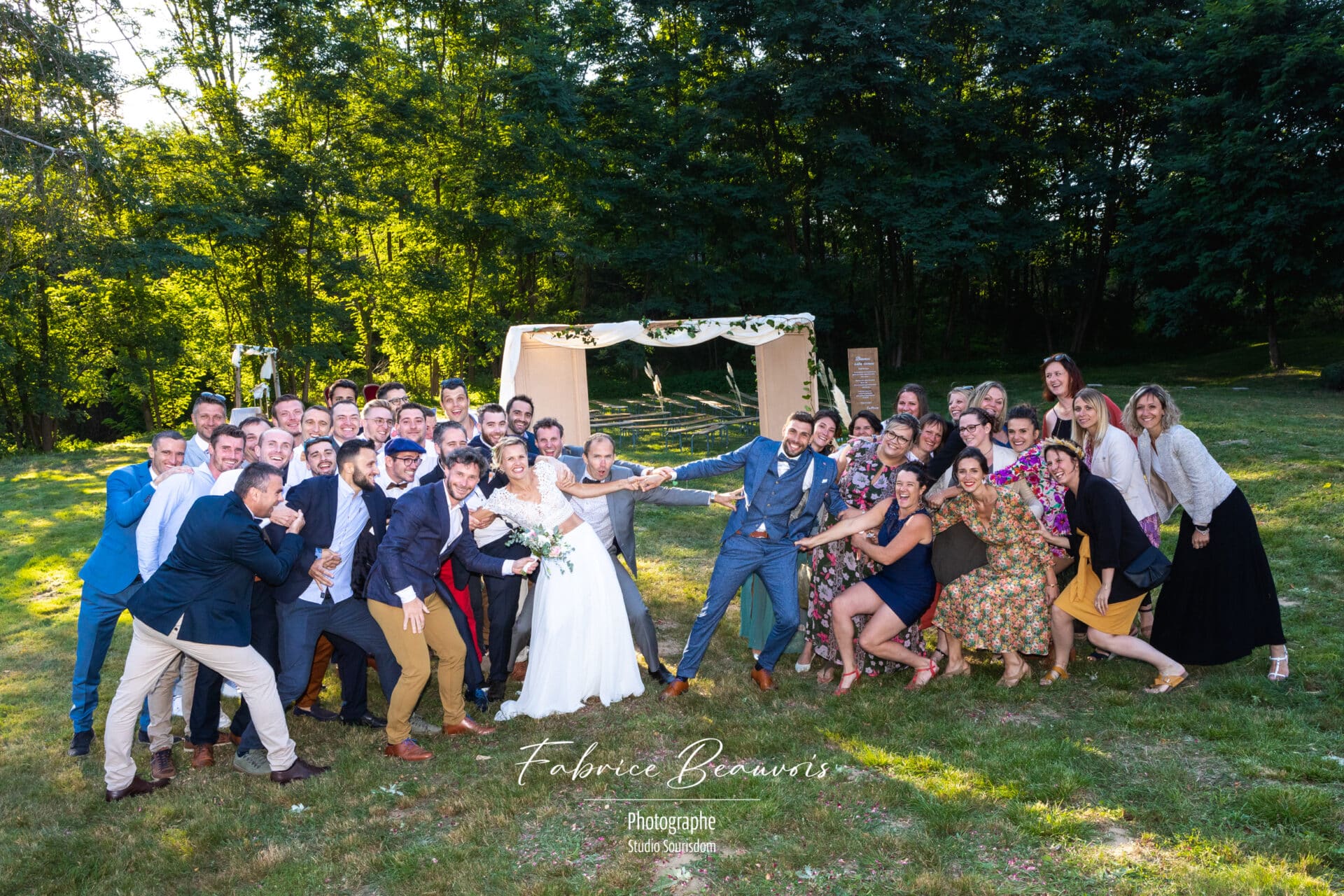 Photo de groupe originale pour ce mariage en plein air