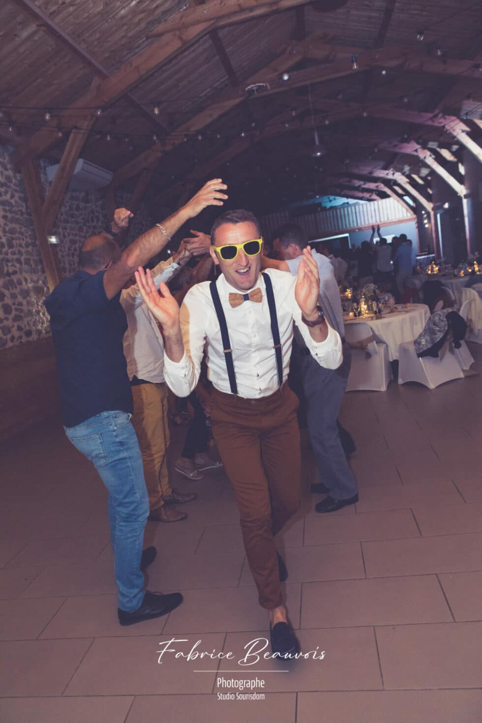 L'arrivée de l'un des témoins sous les applaudissements des invités