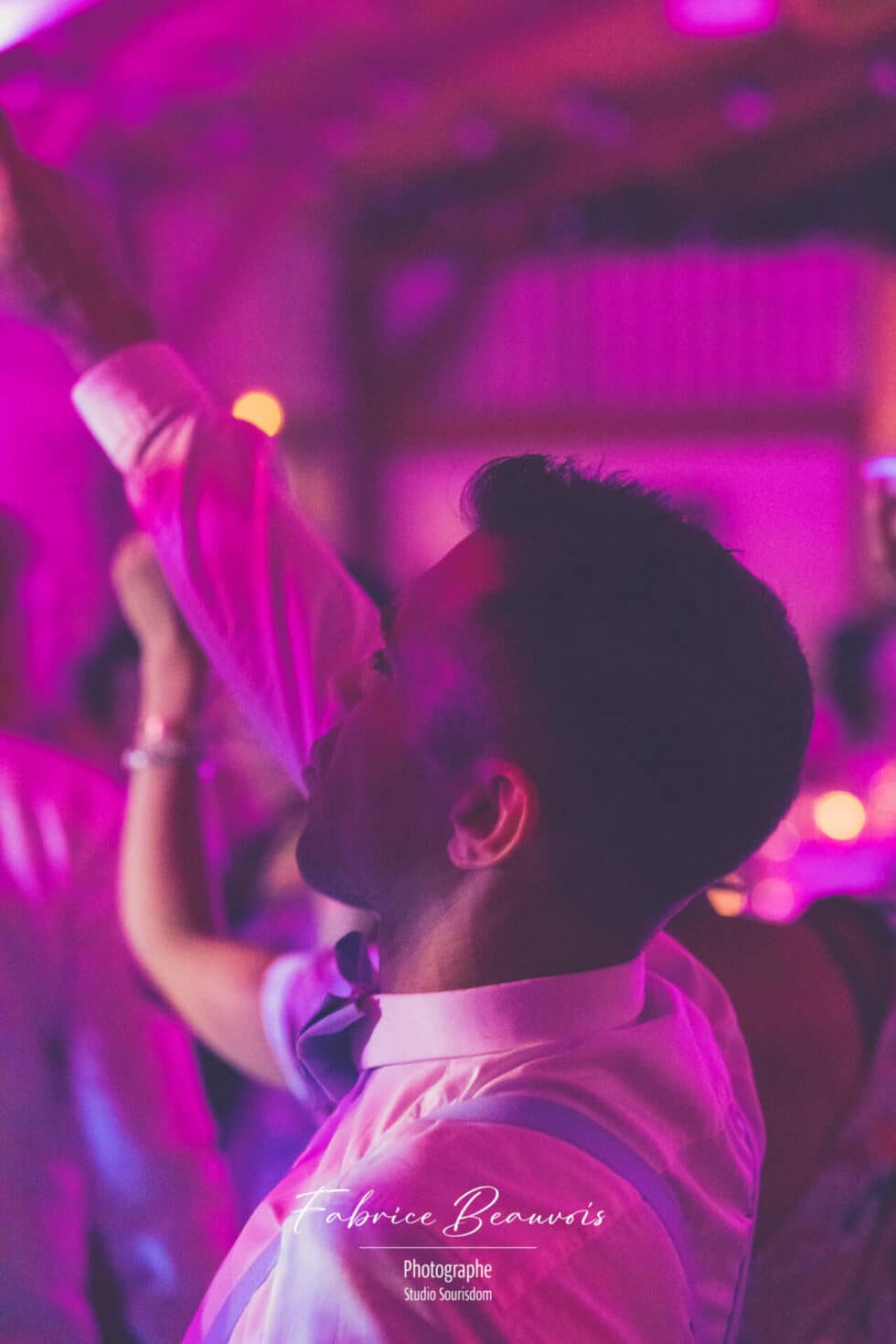 Un invité qui chante à tue tête lors d'une danse de cette soirée de mariage