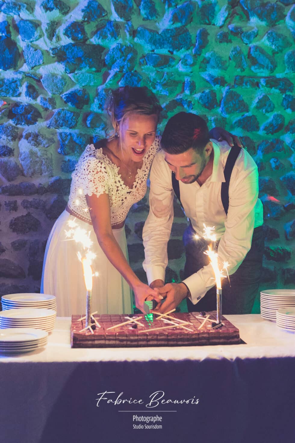 Les mariés découpent leur gâteau de mariage