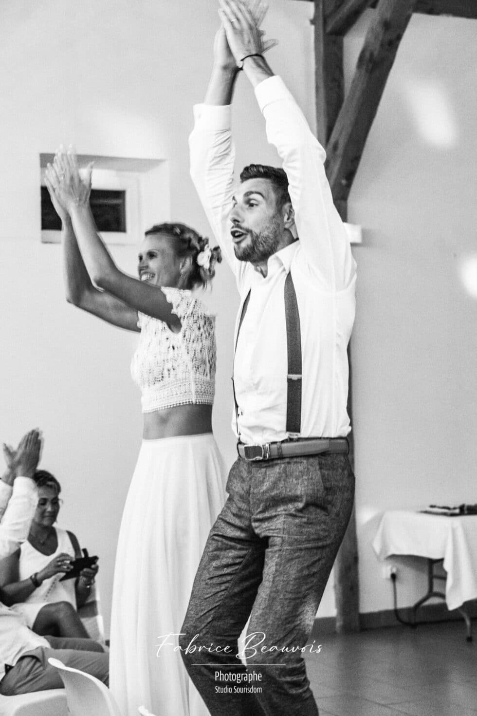 Le marié entraine tout le monde dans une ambiance de folie jusqu'au bout de la nuit