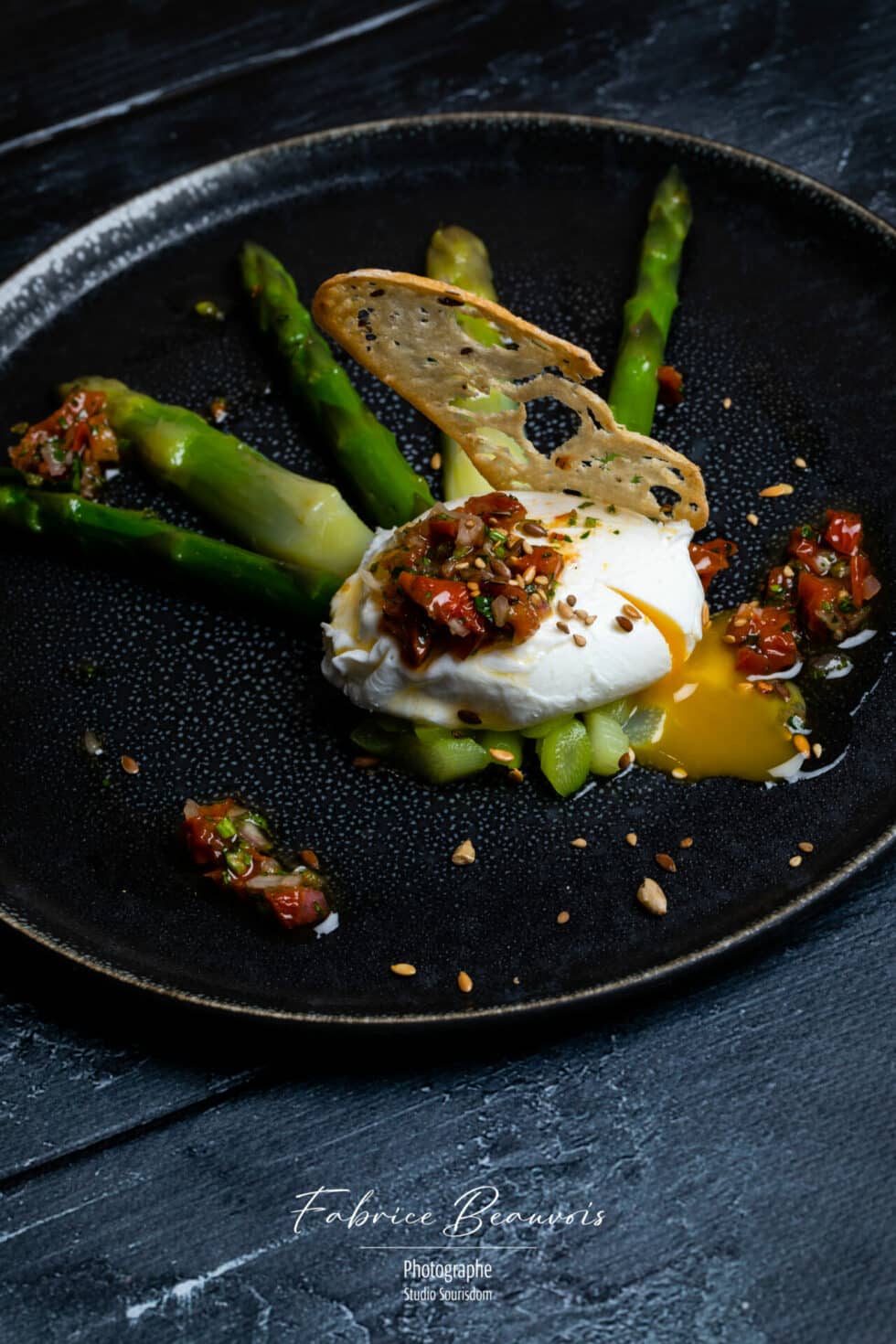 Vue de de face légèrement surélevée d'un plat au restaurant la Tour de Dunières