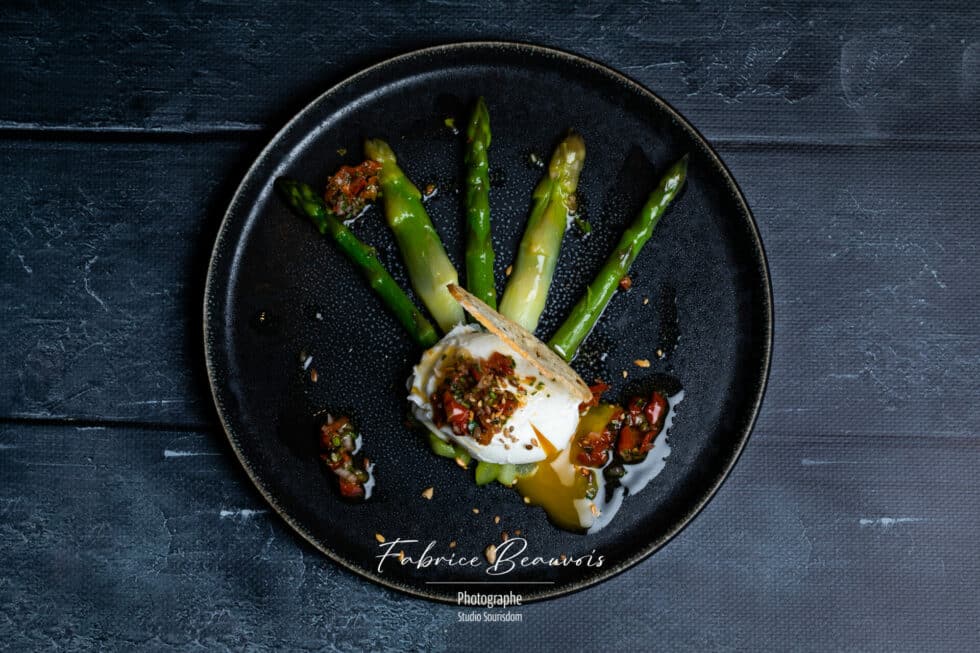 Vue aérienne d'un plat au restaurant La Tour à Dunières avril 2022