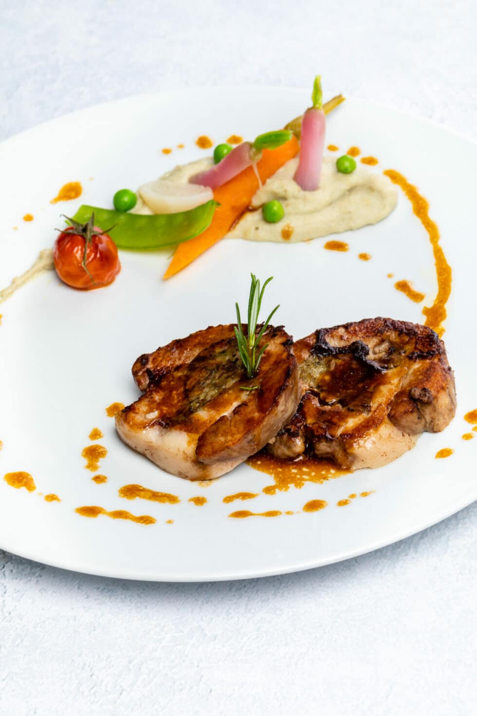 Vue de de face légèrement surélevée d'un plat au restaurant la Tour de Dunières