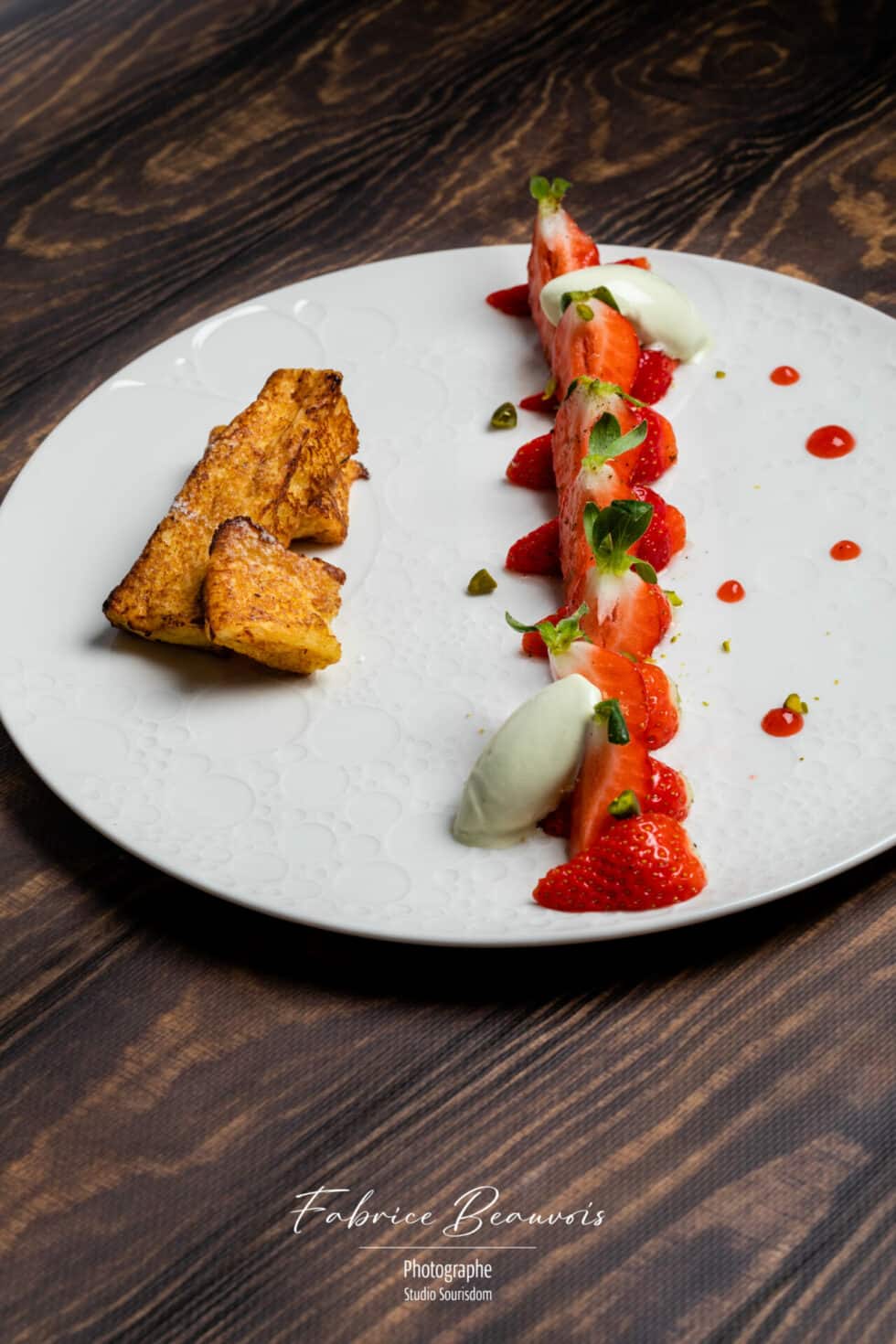 Vue de face coupée d'un dessert à l'assiette au restaurant la Tour à Dunières