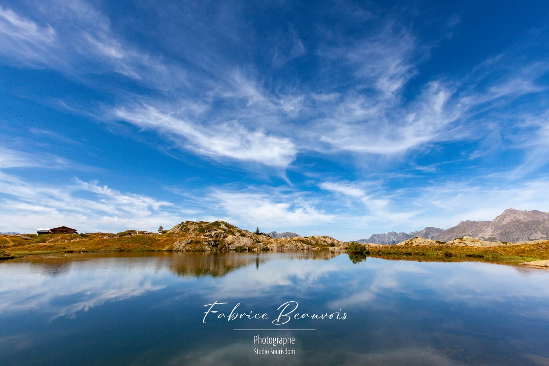 Reflets ciel et terre dans un lac de l'Alpe d'Huez été 2024