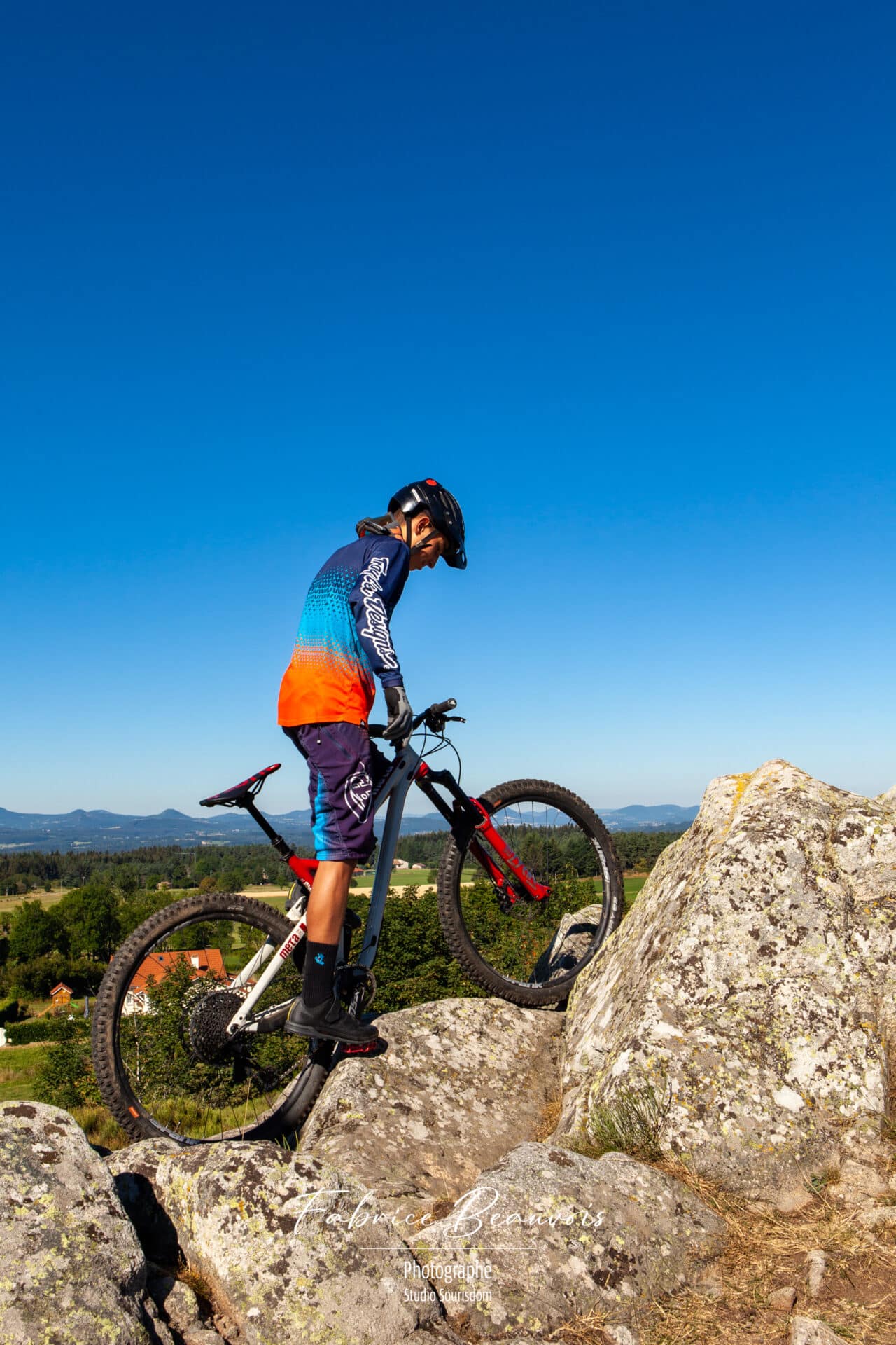 Figure acrobatique d'un VTT avec les sucs yssingelais en toile de fond