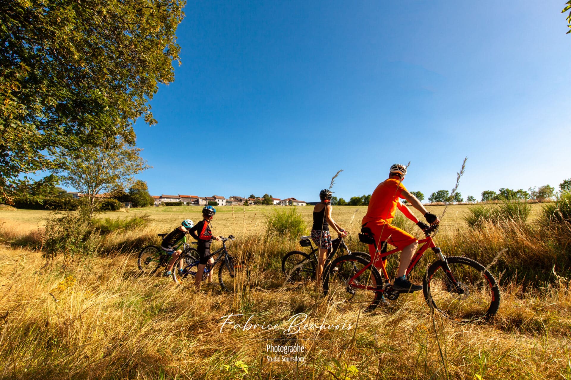 Le village de Saint-Bonnet-le-Froid en toile de fond de cette randonnée de VTT