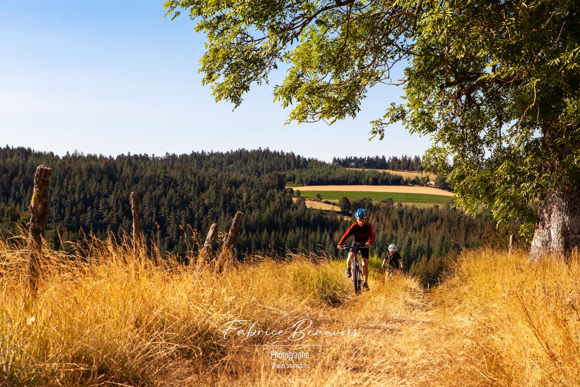 Montée de deux VTT sur les chemins de randonnées de Saint-Bonnet-le-Froid par un temps radieux