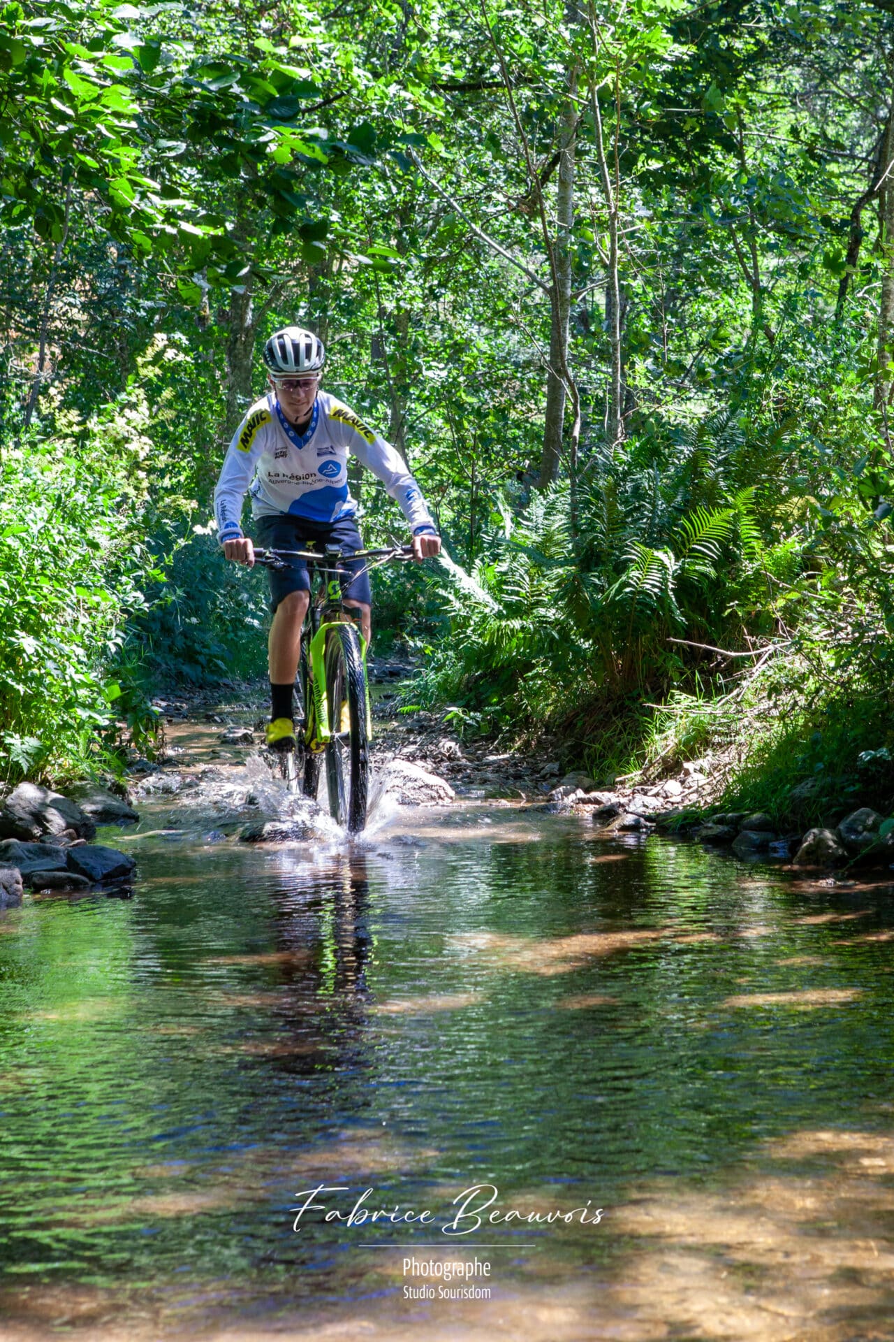 Passage à travers l'eau d'un VTT au détour d'un chemin