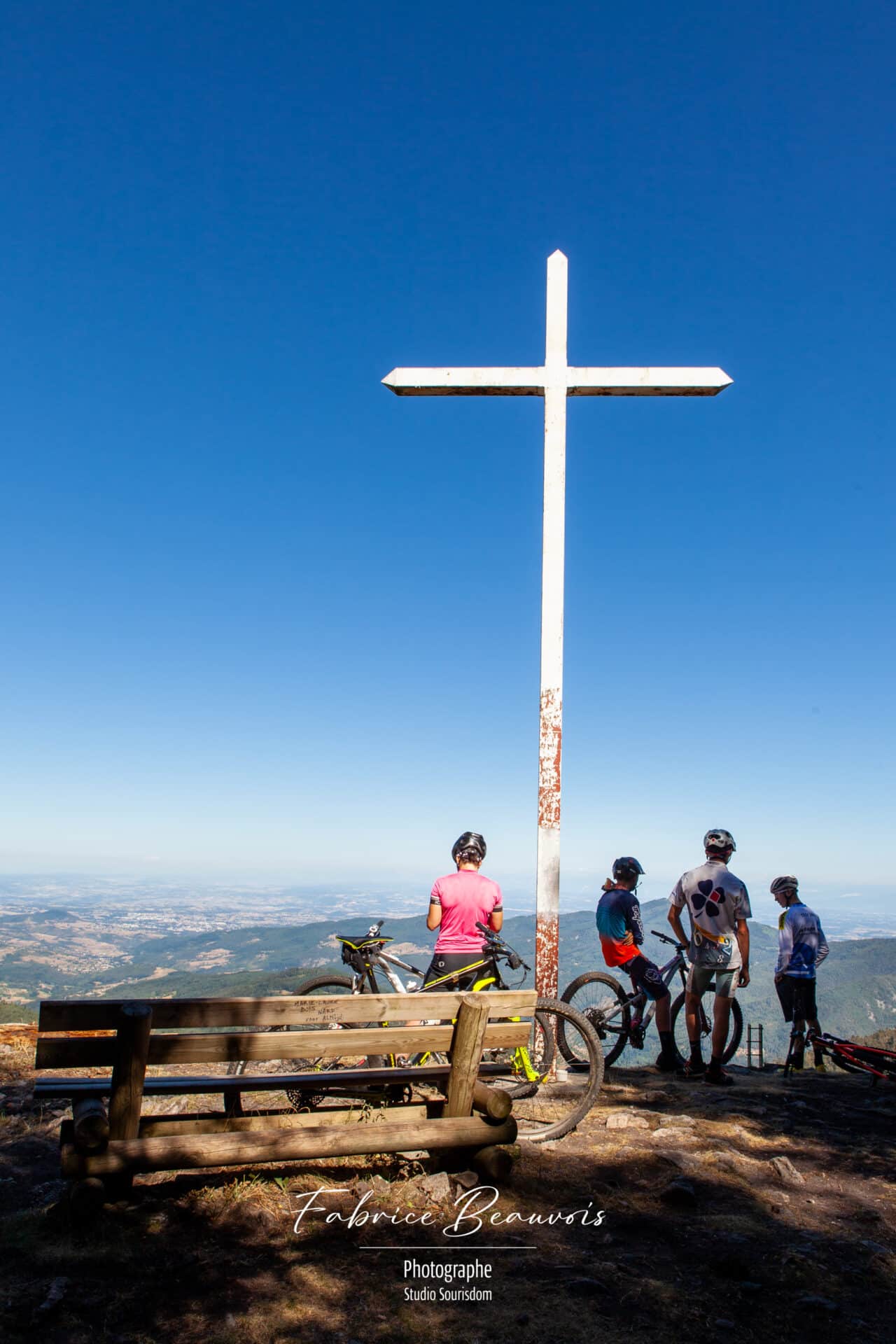 VTT en haut du mont Felletin face à l'horizon