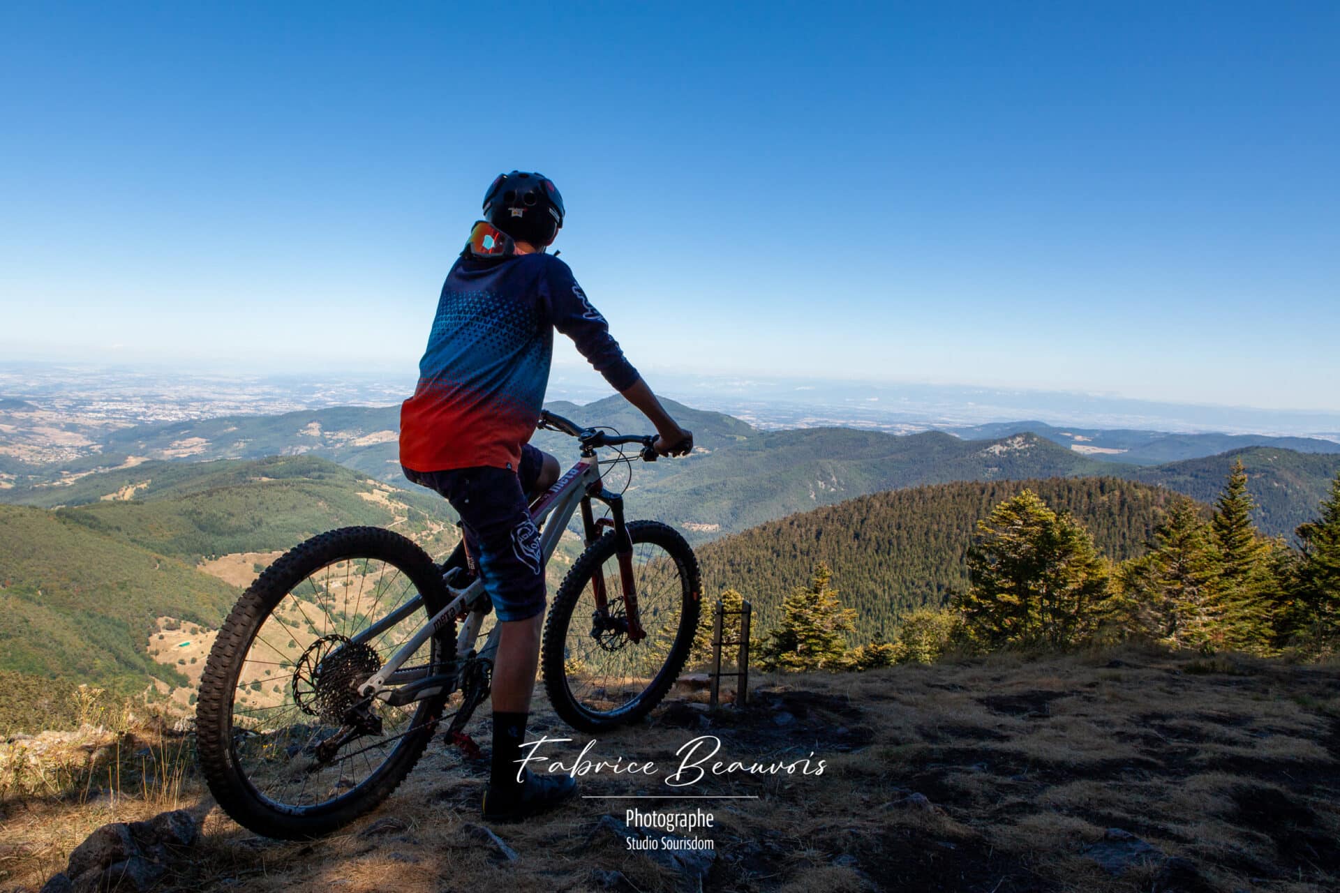 VTT en haut du mont Felletin face à l'horizon