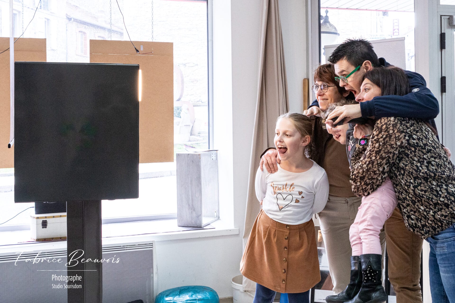 Personnes posant devant la borne à selfie photobooth du Studio Sourisdom