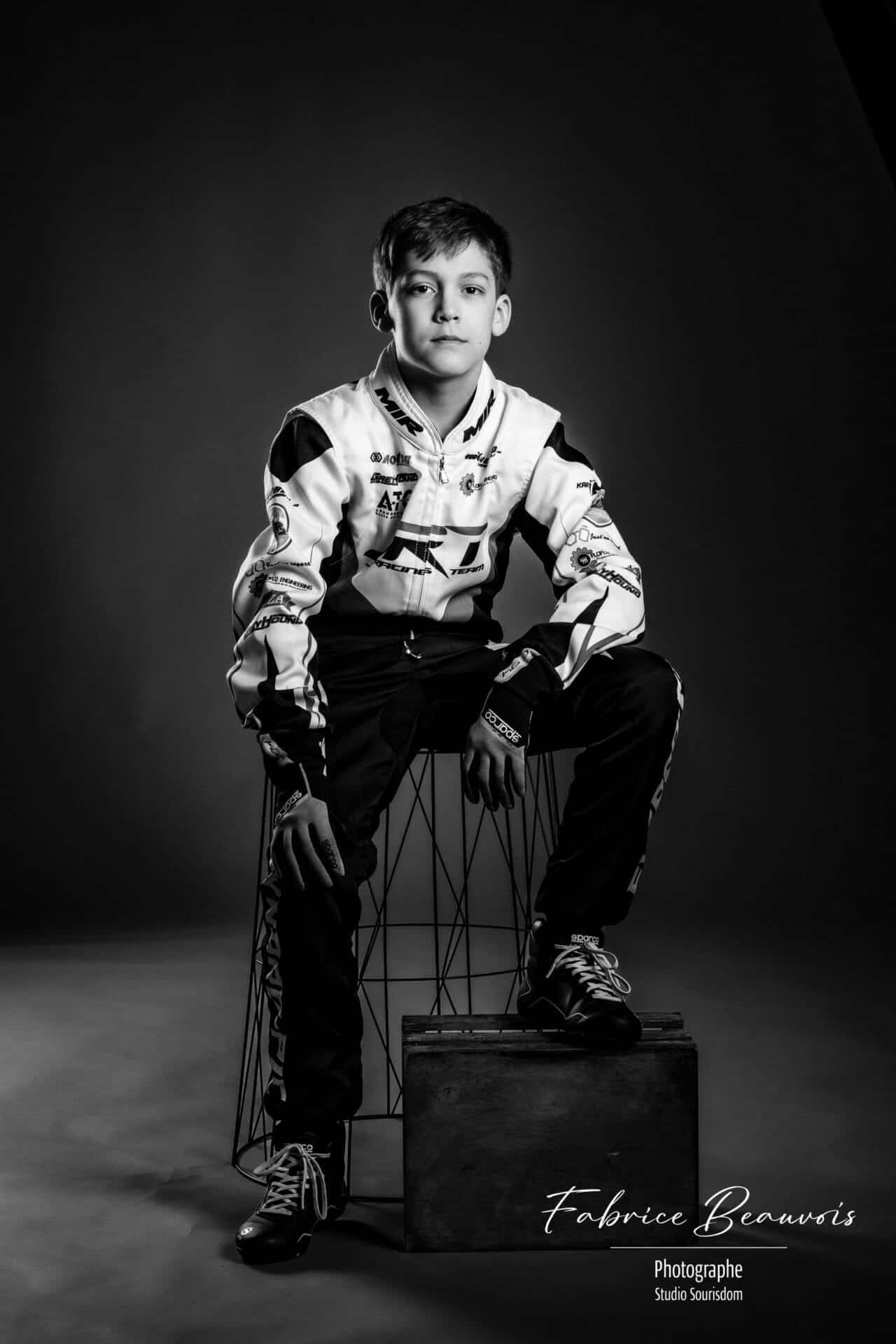 Pose en noir et blanc et de plein pied pour cet apprenti sportif automobile