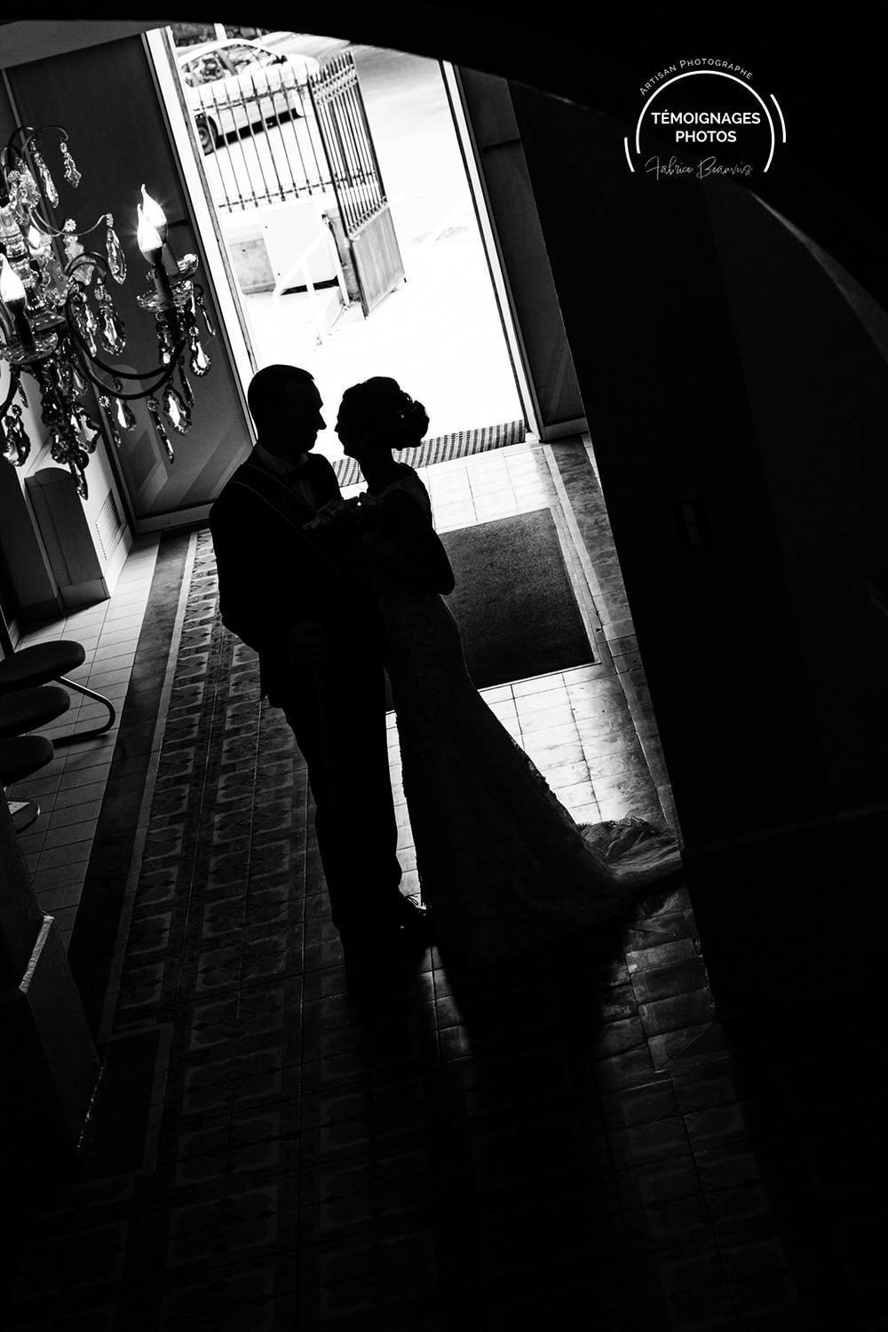 Backlight of love. Photo de mariage en contrejour ayant remporté une nomination au 19e concours international de la photographie en noir et blanc